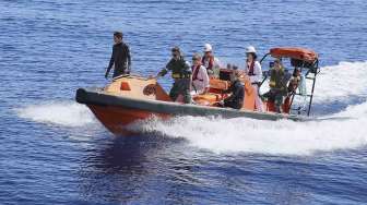 Penyelam mencari puing-puing pesawat Malaysia Airlines MH370 di Samudera Hidia, Selasa (8/4). [Reuters/Australian Defence Force/HO] 