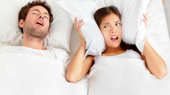 Waduh, Kebiasaan Tidur Mendengkur Bisa Rusak Hubungan Suami Istri!
