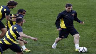 Sesi latihan Barcelona di Stadion Vicente Calderon, Madrid[Reuters/Paul Hanna]