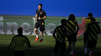 Sesi latihan Barcelona di Stadion Vicente Calderon, Madrid[Reuters/Paul Hanna]