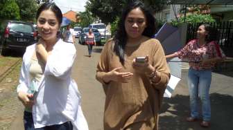 Walau "Disengat" Matahari, Nikita Willy Tolak Dipayungi ke TPS