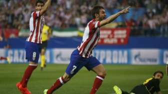 Adrian Lopez (tengah) merayakan gol Koke saat pertandingan babak pertama berjalan lima menit. (REUTERS/Juan Medina)    