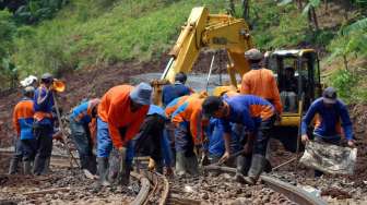 Petugas PT. KAI memperbaiki bantaran rel dengan melakukan pemadatan secara manual pasca kecelakaan kereta api Malabar diperlintasan kereta api KM 244+0/1, di Kampung Terung, Mekarsari, Tasikmalaya, Jawa Barat, Kamis (10/4). [Antara/Adeng Bustomi]