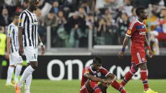 Kesedihan pemain Olympique Lyon Arnold Mvuemba (tengah) setelah skuadnya disingkirkan oleh Juventus di babak perempatfinal Liga Europa. (REUTERS/Stefano Rellandini)  