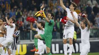 Kapten Gianluigi Buffon (tengah) bersama para pemain Juventus lainnya merayakan keberhasilan mereka lolos ke semifinal Liga Europa dengan kemenangan 2-1 atas menang agregat 3-1.(REUTERS/Stefano Rellandini)  