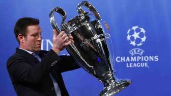 Tropi Liga Champions di Markas UEFA, Nyon, Jumat (11/4). [Reuters/Denis Balibouse]