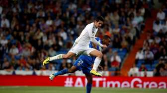 Isco berebut bola di udara dengan pemain Almeria dalam laga La Liga di Santiago Bernabeu, (13/4). (Reuters/Susana Vera)