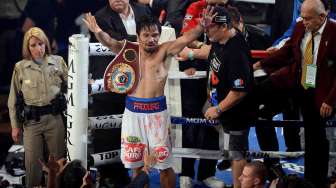 Petinju Filipina Manny Pacquiao rayakan kemenangan mutlak atas Timothy Bradley dan meraih kembali titel WBO kelas Welter di Las Vegas, Minggu (13/4) [Reuters/Joe Camporeale]