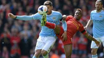 Pemain Liverpool Raheem Sterling (kanan) ditempel ketat pemain Manchester City Javi Garcia di Anfield(REUTERS/Nigel Roddis)