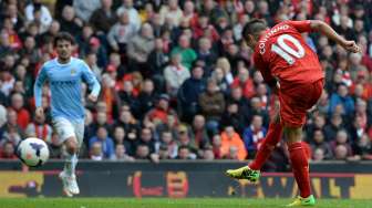 Philippe Coutinho saat mencetak gol penentu di Anfield saat Liverpool menjamu Manchester City [Reuters/Nigel Roddis]