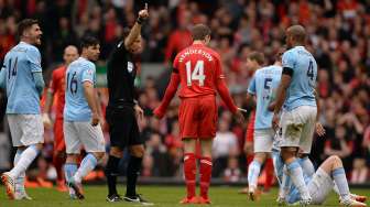 Pemain Liverpool Jordan Henderson diusir wasit keluar lapangan [Reuters/Nigel Roddis]