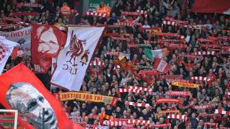 Fans The Reds mengibarkan banner sebagai bentuk penghormatan peristiwa Hillsborough [Reuters/Nigel Roddis]