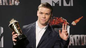 Aktor Will Poulter meraih penghargaan Best Kiss di MTV Video Award 2014, di Los Angeles, California, Minggu (13/4). [Reuters/Danny Moloshok]