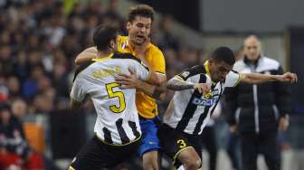 Pemain Juventus dan Udinese bertarung memperebutkan bola dalam lanjutan Serie A yang digelar di Friuli Stadium [Reuters/Alessandro Garofalo]