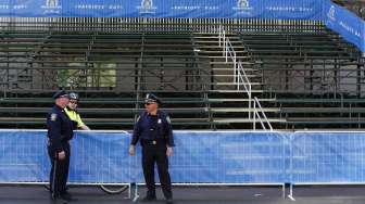 Dua aparat kepolisian berjaga di lokasi lomba lari maraton di Boylston Street, Boston, Massachusetts, Senin (14/4). [Reuters/Dominick Reuter] 