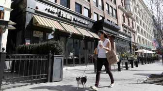 Pejalan kaki melintas di depan restauran di lokasi lomba lari maraton di Boylston Street, Boston, Massachusetts, Senin (14/4). [Reuters/Dominick Reuter] 