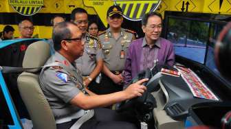 Kepala Korlantas RI Irjen. Pol. Drs. Pudji Hartanto mencoba simulator di acara Kick Off \"Indonesia, Ayo Aman Berlalu Lintas\" di Gedung Pusat Astra di Jalan Gaya Motor Raya Jakarta, Selasa (15/4). [suara.com/Adrian Mahakam]