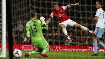 Pemain Arsenal Olivier Giroud mencetak gol kedua Arsenal saat menjamu West Ham di Emirates Stadium [Reuters/Eddie Keogh]