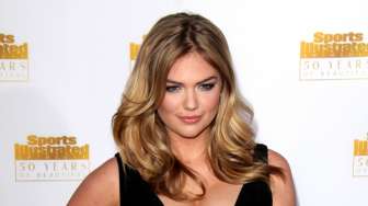 Saat Rok Kate Upton Tersingkap