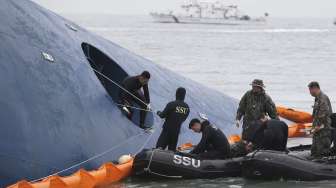 Jenazah Sepasang Remaja Ditemukan Saling Terikat dalam Bangkai Feri Sewol