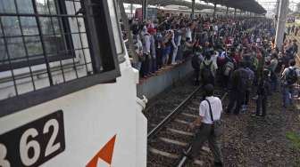 Ratusan penumpang KRL Commuter Line berunjukrasa dengan menahan kereta Argo Parahyangan yang melintas di stasiun Bekasi, Kamis (17/4). [Antara/Paramayuda]