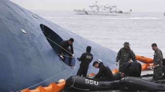 Pencarian ratusan penumpang kapal Sewol yang tenggelam terus dilakukan di perairan Korea, Kamis (17/4). [Reuters/Yonhap]