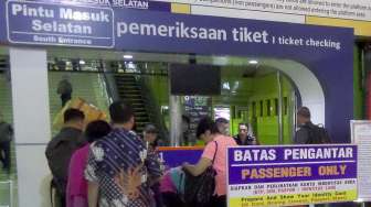 Situasi penumpang kereta api di Stasiun Gambir, Jakarta, Kamis (17/9). Stasiun Gambir menjual 26.000 kursi untuk 55 keberangkatan tujuan ke seluruh pulau Jawa. [suara.com/Bagus Santosa]