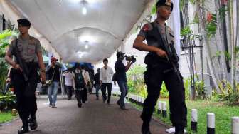 Menjelang perayaan Paskah, tim Gegana Polres Metro Jakarta Pusat mensterilisasi benda berbahaya di Gereja Kathedral Jakarta, Kamis (17/4). [suara.com/Adrian Mahakam]