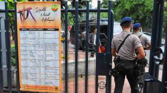 Menjelang perayaan Paskah, tim Gegana Polres Metro Jakarta Pusat mensterilisasi benda berbahaya di Gereja Kathedral Jakarta, Kamis (17/4). [suara.com/Adrian Mahakam]