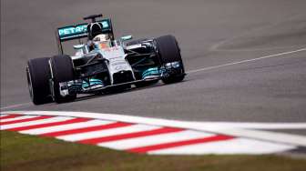 Raih "Pole Position", Hamilton Ditempel Dua Pembalap Red Bull