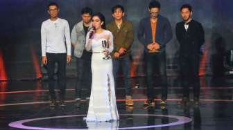 Syahrini memegang Piala SCTV Music Awards 2014 usai memenangkan Kategori penyanyi solo wanita Paling Ngetop pada malam penganugrahan SCTV Music Awards 2014 di Hall D Kemayoran, Jakarta, Kamis (17/4). [suara.com/Adrian Mahalam]