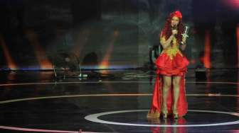 Inul Daratista memenangkan Kategori Penyanyi Dangdut Paling Ngetop pada malam penganugrahan SCTV Music Awards 2014 di Hall D Kemayoran, Jakarta, Kamis (17/4). [suara.com/Adrian Mahakam]