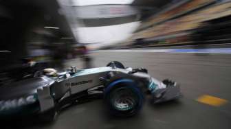 Pebalap Mercedes Lewis Hamilton di sirkuit Grand Prix Shanghai, Cina, Sabtu (19/4). [Reuters/Carlos Barria]