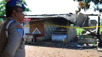 Kebakaran kafe remang di Kompleks sanggar MEBA Jalan Kramat Duri, Bambu Apus Jakarta, Sabtu (19/4). [suara.com/Adrian Mahakam]