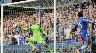 Kiper Sunderland Vito Mannone menyelamatkan gawangnya dari usaha pemain Chelsea Mohamed Salah. (Reuters/Philip Brown)