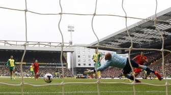 Luis Suarez menjebol gawang John Ruddy saat Liverpool bertandang ke markas Norwich City [Reuters/Stefan Wermuth]