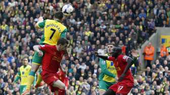 Pemain Liverpool dan Norwich City bertarung memperebutkan bola dalam pertandingan yang dihelat di Carrow Road [Reuters/Stefan Wermuth]