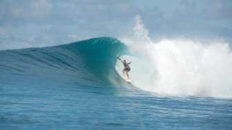 Asyiknya Selancar di Kepulauan Banyak