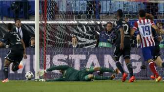 Kiper Chelsea Mark Schwarzer mengantisipasi bola hasil tendangan Gabi [Reuters/Paul Hanna]