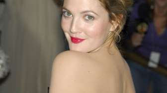 Artis Drew Barrymore Bagikan Tips Merawat Bulu Hidung, Mau Ikutan Coba?