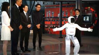 Obama Main Bola dengan Robot Jepang