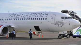 Personel TNI AU berjaga di samping pesawat Virgin Australia, menyusul adanya informasi pembajakan, setibanya di Bandara Ngurah Rai, Denpasar, Jumat (25/4). [Antara/Nyoman Budhiana]