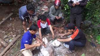 Warga Pondok Labu Rebutan Batu Mulia di Lahan Kosong