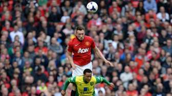 Pemain Manchester United Phil United berebut bola dengan pemain Norwich, Nathan Redmond dalam laga lanjutan Liga Premier Inggris di Old Trafford, (27/4). (Reuters/Nigel Roddis)