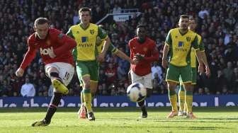 Elsekusi penalti oleh pemain Manchester United Wayne Rooney ke gawang Norwich City dalam Liga Premier di Old Trafford, (27/4). (Reuters/Nigel Roddis)