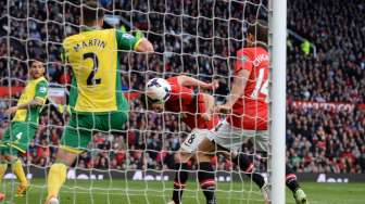 Pemain Manchester United Juan Mata mencetak gol ke gawang Norwich City dalam laga lanjutan Liga Premier Inggris di Old Trafford, (27/4). (Reuters/Nigel Roddis)