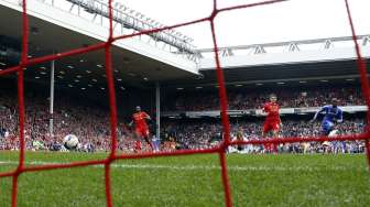 Demba Ba mencetak gol pertama bagi Chelsea [Reuters/Darren Staples]