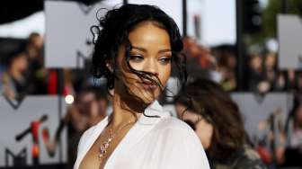 Rihanna dan Chris Martin Makan Malam Bersama