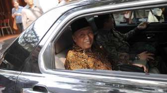 Mantan Ketua Umum PPP Hamzah Haz meninggalkan kediaman Ketua Umum PDI Perjuangan di Jalan Teuku Umar Jakarta, Senin (28/4). [suara.com/Adrian Mahakam]