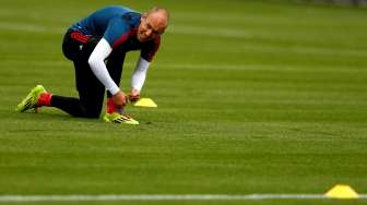 Arjen Robben bersiap dalam latihan Bayern Munich, Senin (28/4/2014). [Reuters/Michael Dalder]